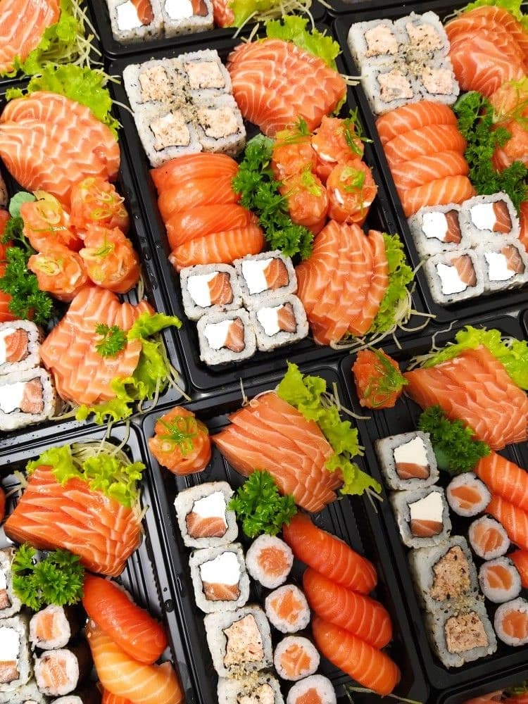Ferdigpakkede sushi-fat klare for henting